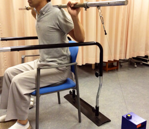 傾斜台立ち上がり運動によるハムストリングス負荷
― 高齢者におけるコンディショントレーニングとしての有用性